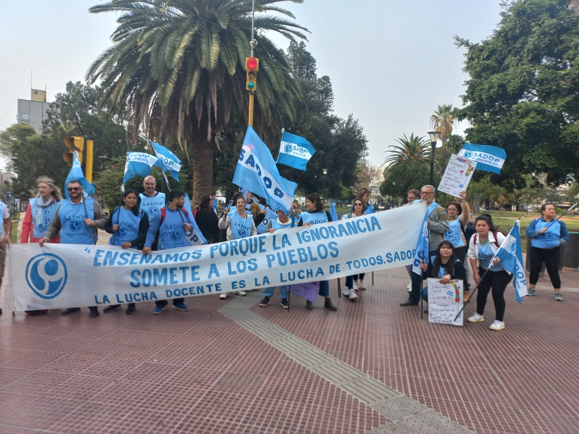 En este momento estás viendo Masiva movilización de las y los docentes en reclamo por la pauta salarial