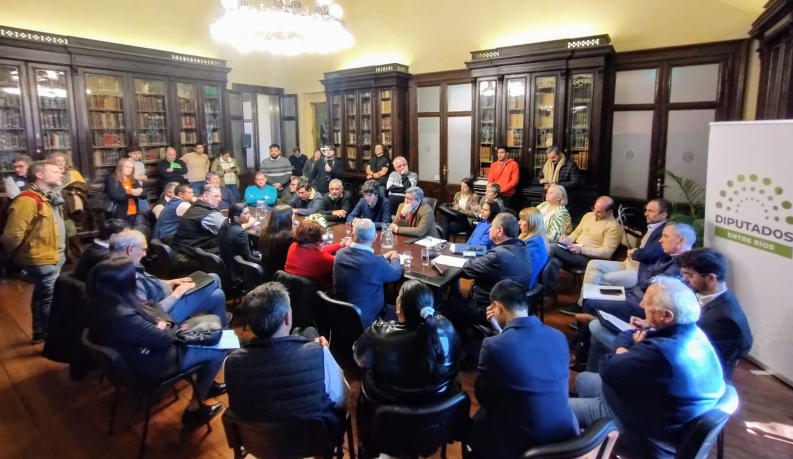 En este momento estás viendo En defensa da la Caja de Jubilaciones: La Intersindical se reunió con diputados de JXER