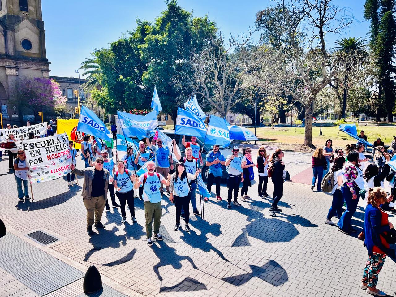 Lee más sobre el artículo Docentes coparon las calles de la capital provincial